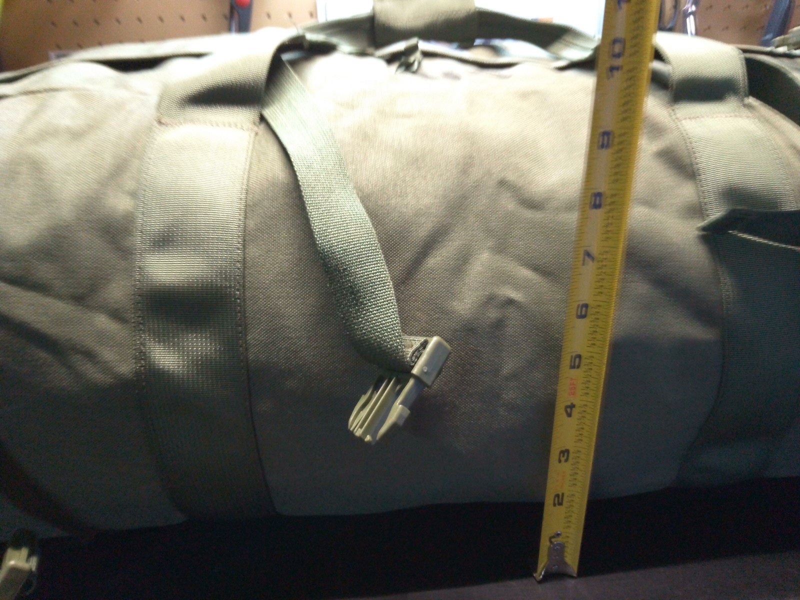 GENUINE US MILITARY ARMY GREEN DUFFLE BAGS . PRE-OWNED BAGS VARY IN APPEARANCE.