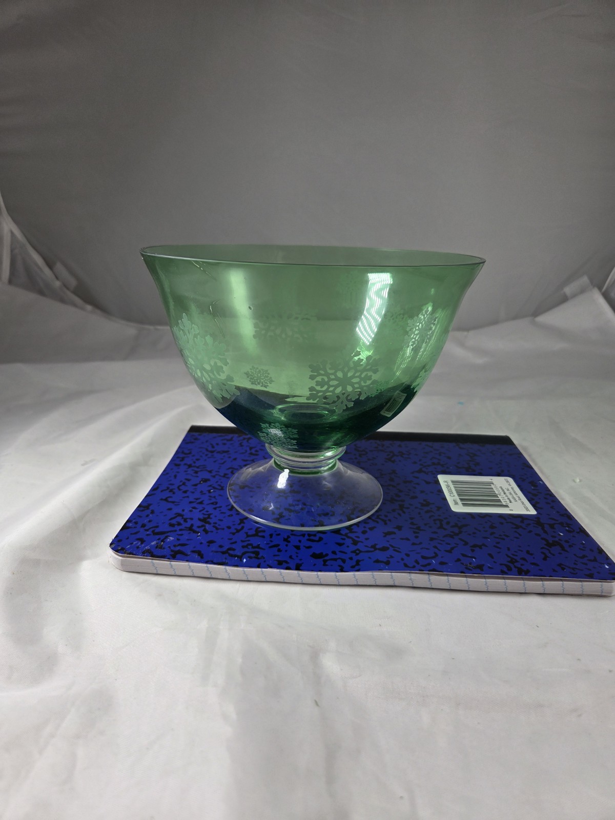 Vtg Emerald Green Glass Footed Compote,or Pedestal, Etched Snowflake Bowl,BY FTD Vtg Emerald Green Glass Footed Compote,or Pedestal, Etched Snowflake Bowl,BY FTD