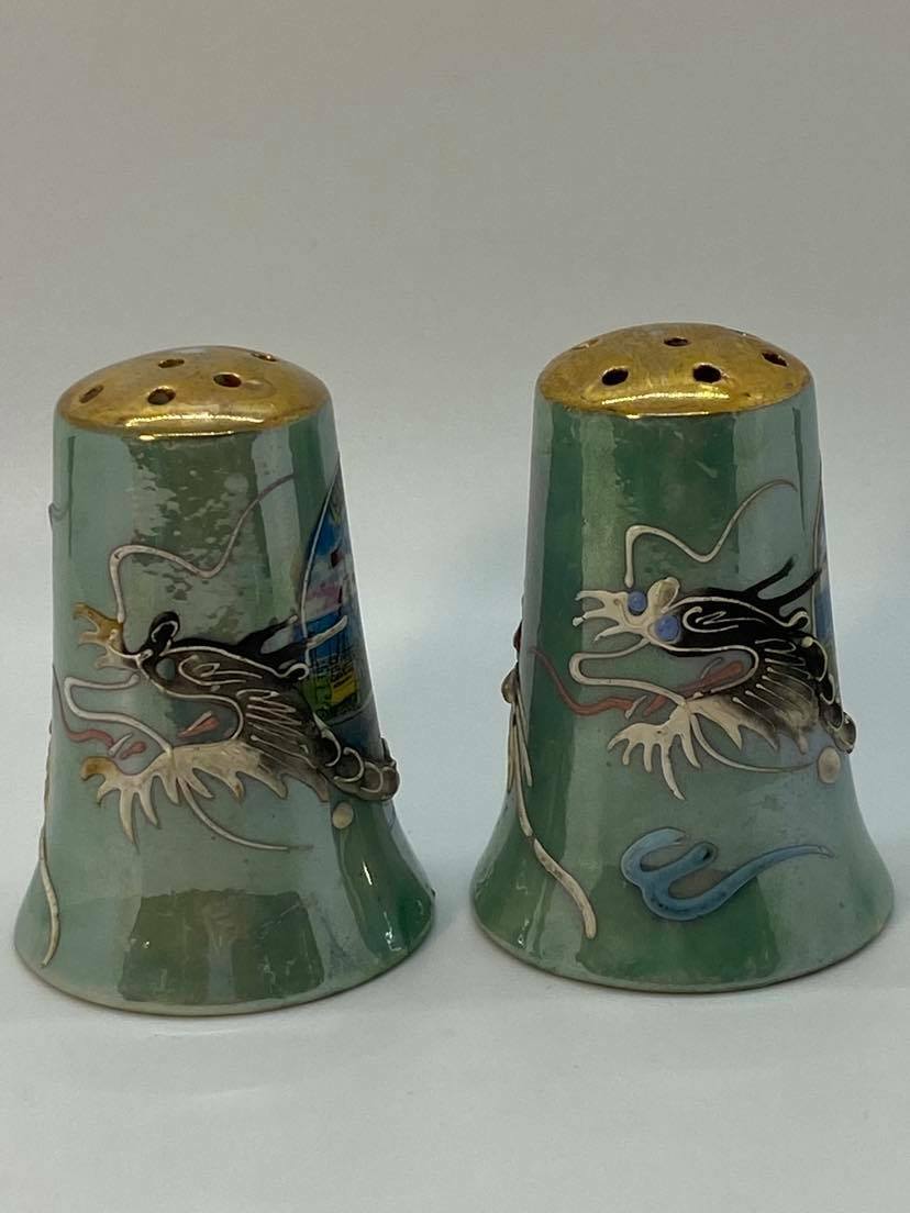 Vintage Dragonware Moriage Salt & Pepper Shakers – Marine Land of the Pacific E1
