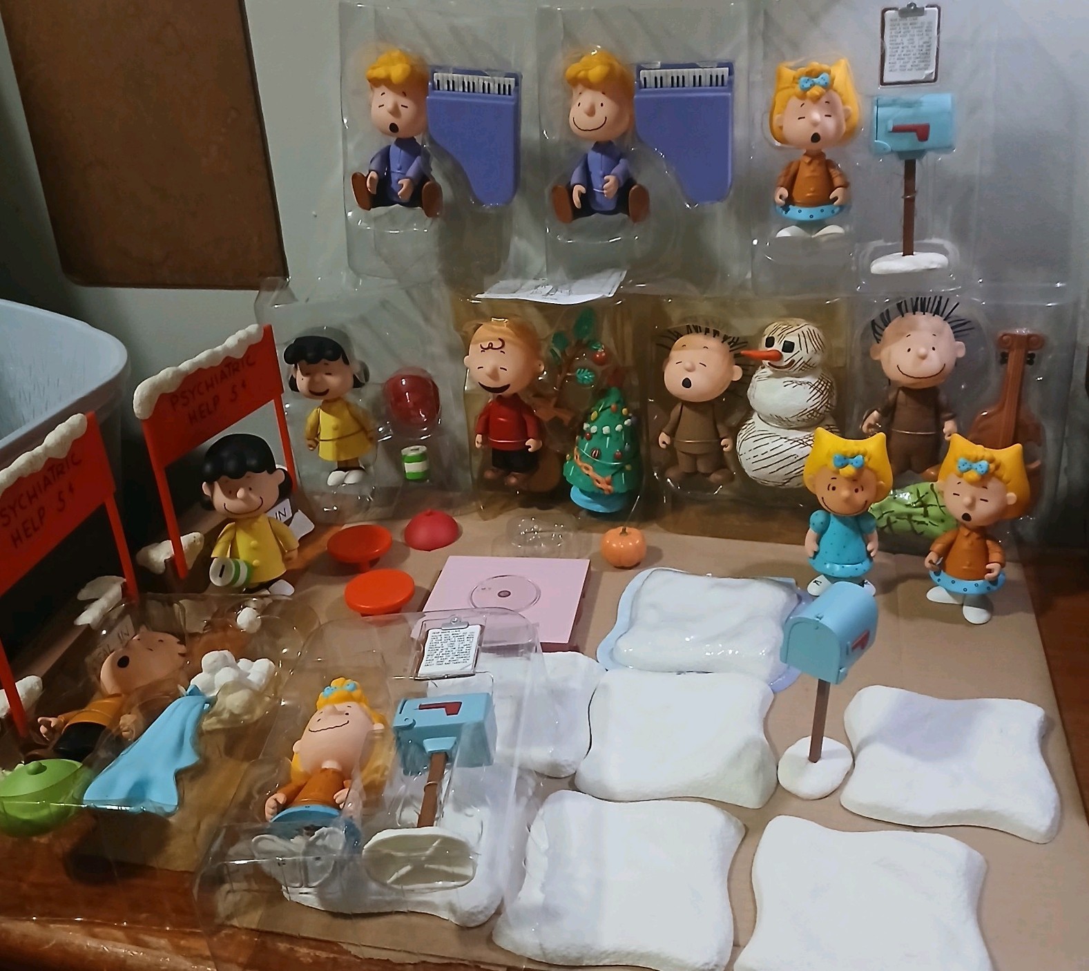 Peanuts Large Mixed Mint Out Of Box Action Figures with Variants READ