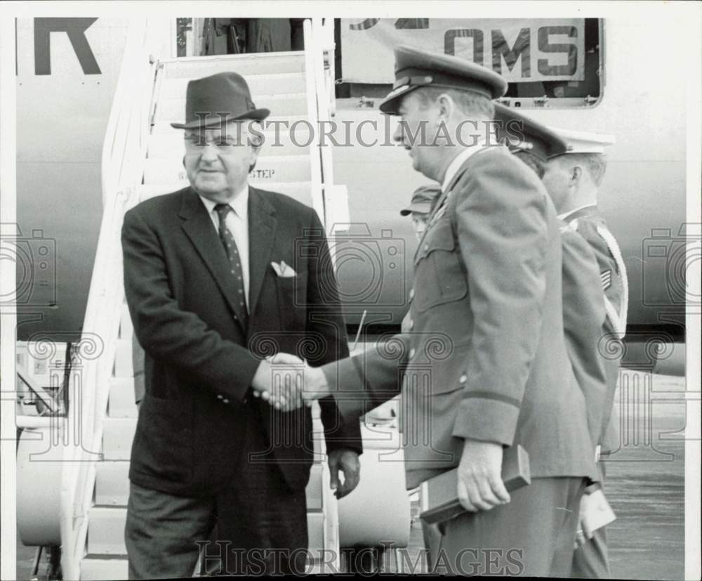 1968 Press Photo Owen Weddle greets Curtis LeMay at Eielson Air Force Base, AK