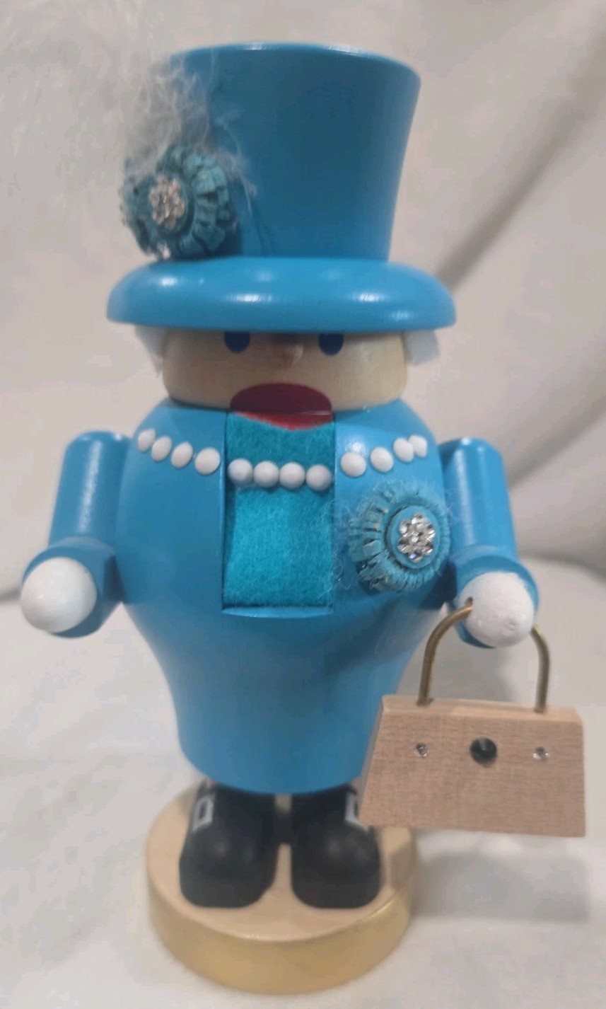 Queen Elizabeth Nutcracker 7 Queen Elizabeth Nutcracker 7