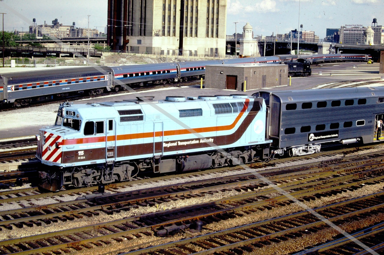 Original slide: METRA 115 RTA train in Oak Lawn - Chicago, IL 1983 Original slide: METRA 115 RTA train in Oak Lawn - Chicago, IL 1983