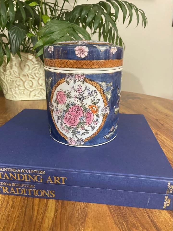 Vintage Blue & Pink Floral Porcelain Ginger Jar with Lid – Chinoiserie Decor Vintage Blue & Pink Floral Porcelain Ginger Jar with Lid – Chinoiserie Decor