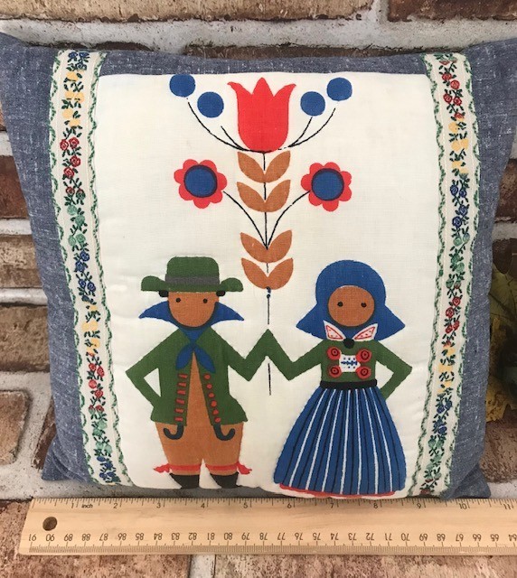 VINTAGE PENN DUTCH FOLK-ART BOY & GIRL DECORATIVE ACCENT PILLOW