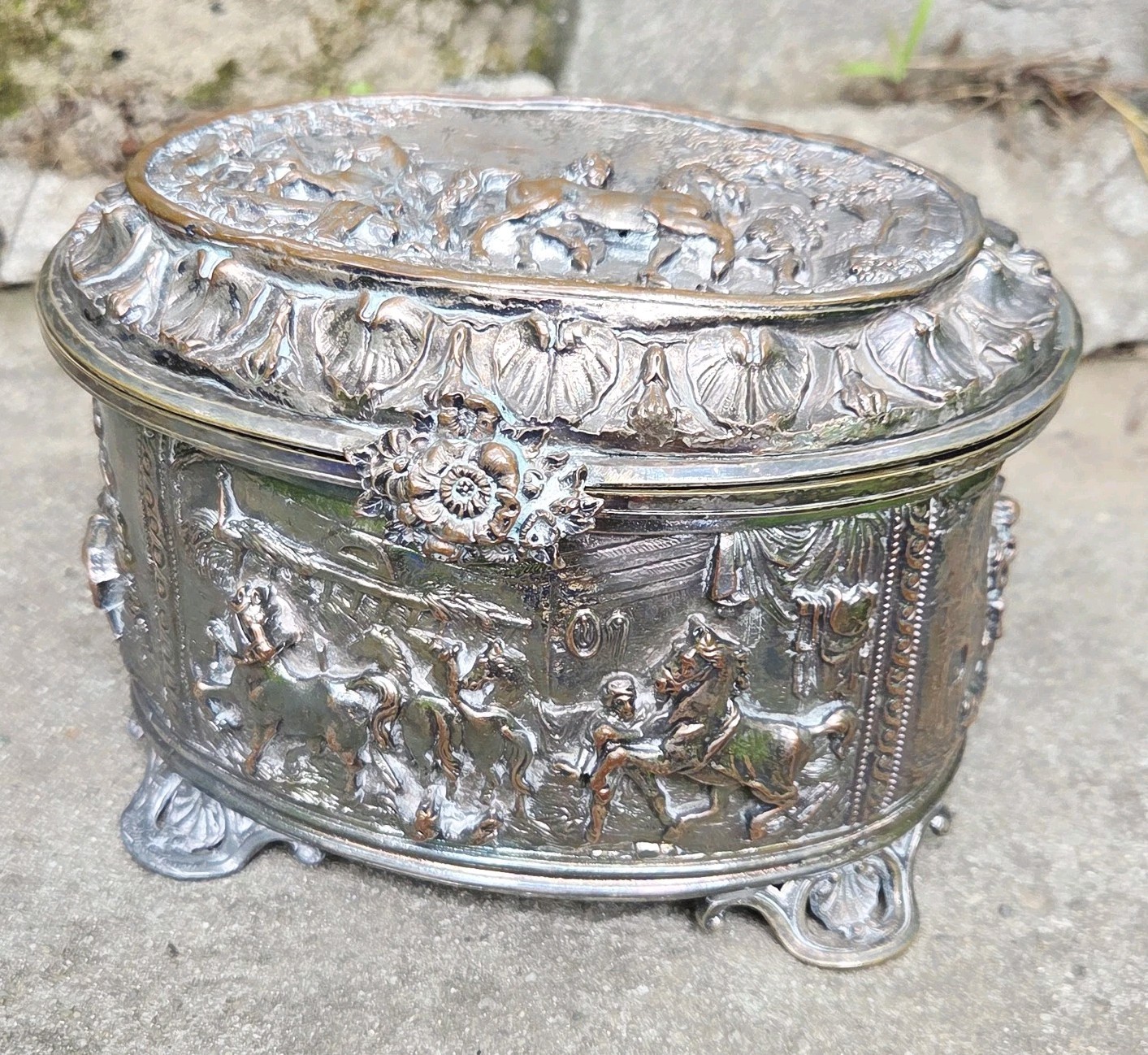 ANTIQUE VINTAGE ORNATE EMBOSSED OVAL SILVER TRINKET JEWELRY BOX CASKET FOOTED KN