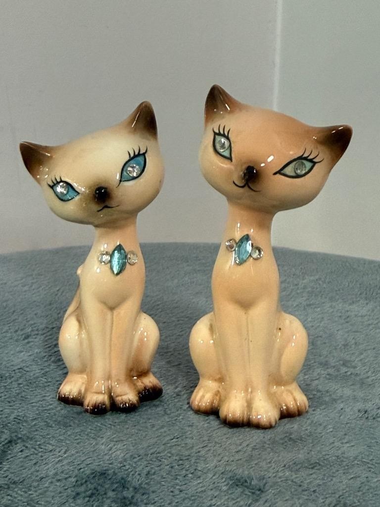VINTAGE PAIR ENESCO JAPAN ANTHROPOMORPHIC SIAMESE CAT SHAKERS UNUSED CONDITION