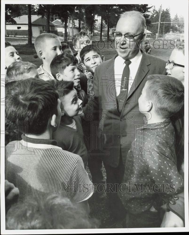 1959 Press Photo Mike Martin chats with King\'s Garden Grade School students