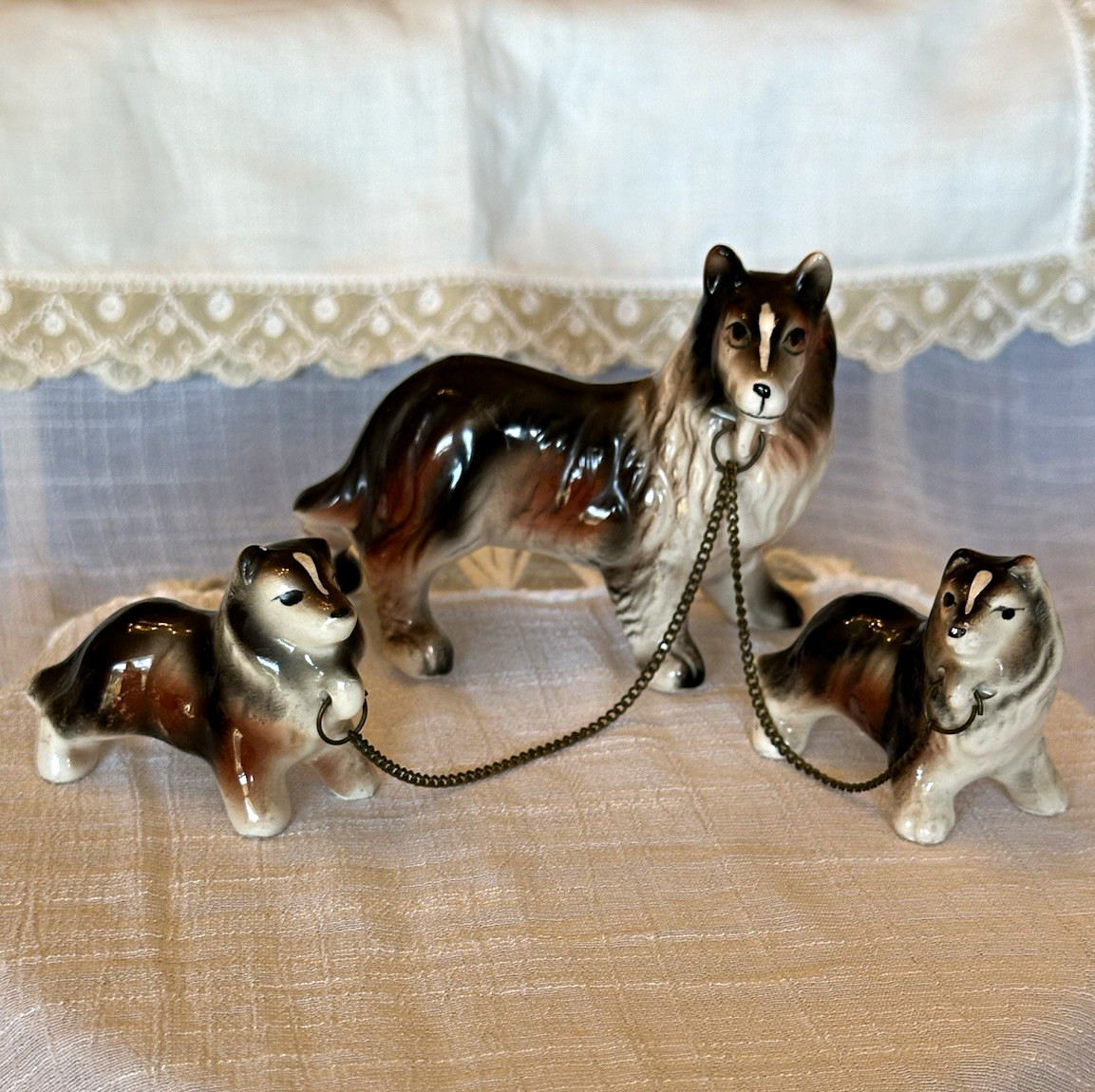 Collie Dog Family Ceramic 1950s Set with OG Chain Kitsch Mom & Puppies Figurine 