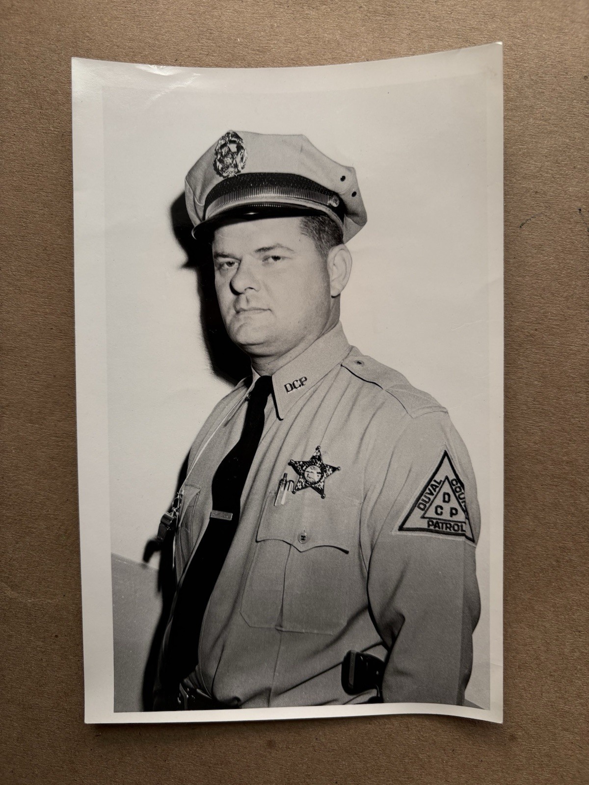 RARE 1950s VINTAGE PHOTO of DUVAL COUNTY POLICE OFFICER/BADGE/PATCH/WHISTLE/HAT