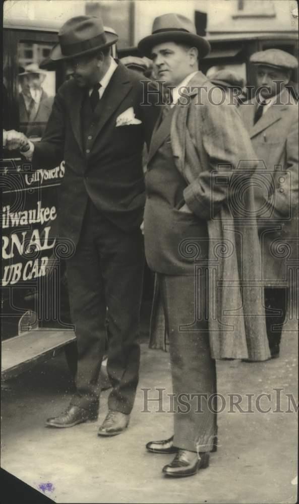 1925 Press Photo Harry J. Grant and others by Milwaukee Journal car, Milwaukee.