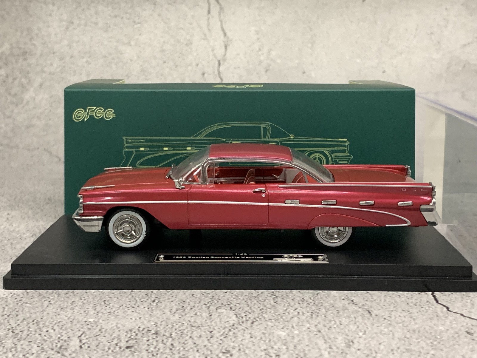 1959 Pontiac Bonneville Red - 1:43 Scale Diecast Classic Car Model