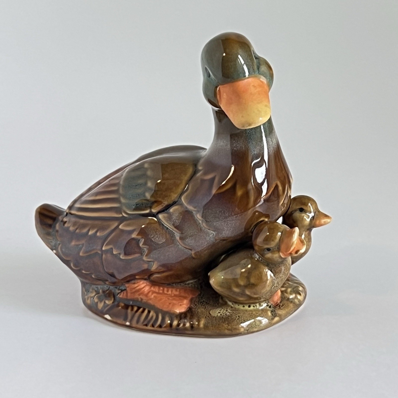 Mama Duck & Baby Ducklings Figurine Green Brown Glaze Avian Waterfowl 5”