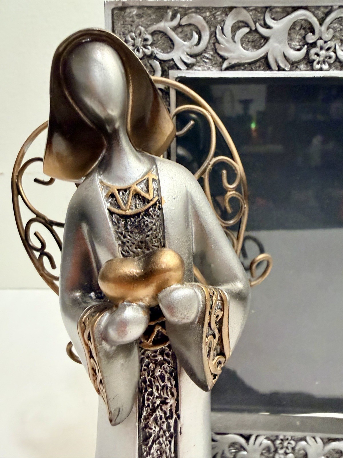 Vtg 1990-2000s Angel Photo Frame Silver Tone Ornate Holding Gold Heart 8.5” Tall