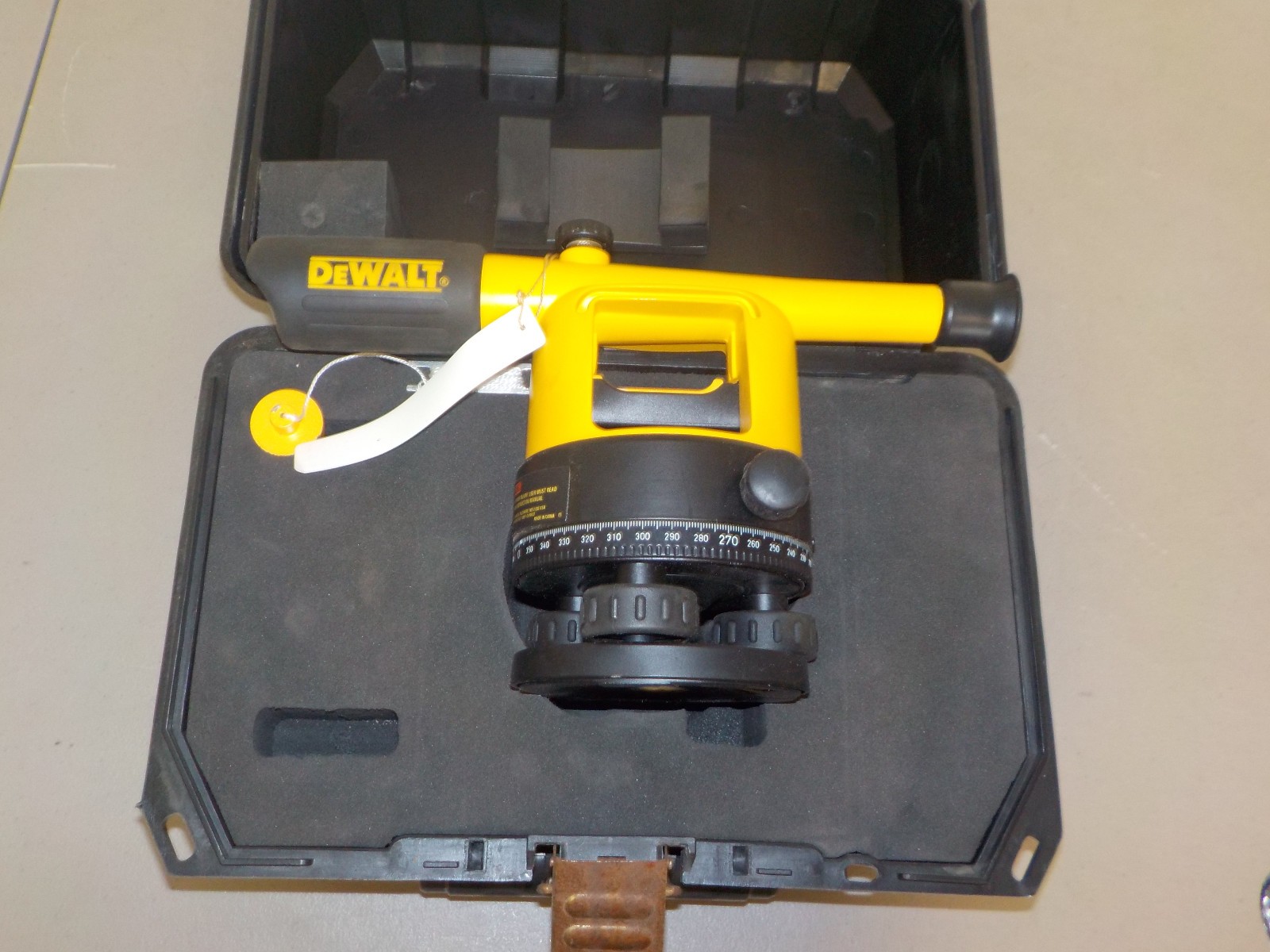 DEWALT BUILDERS LEVEL DW090 WITH CASE - 