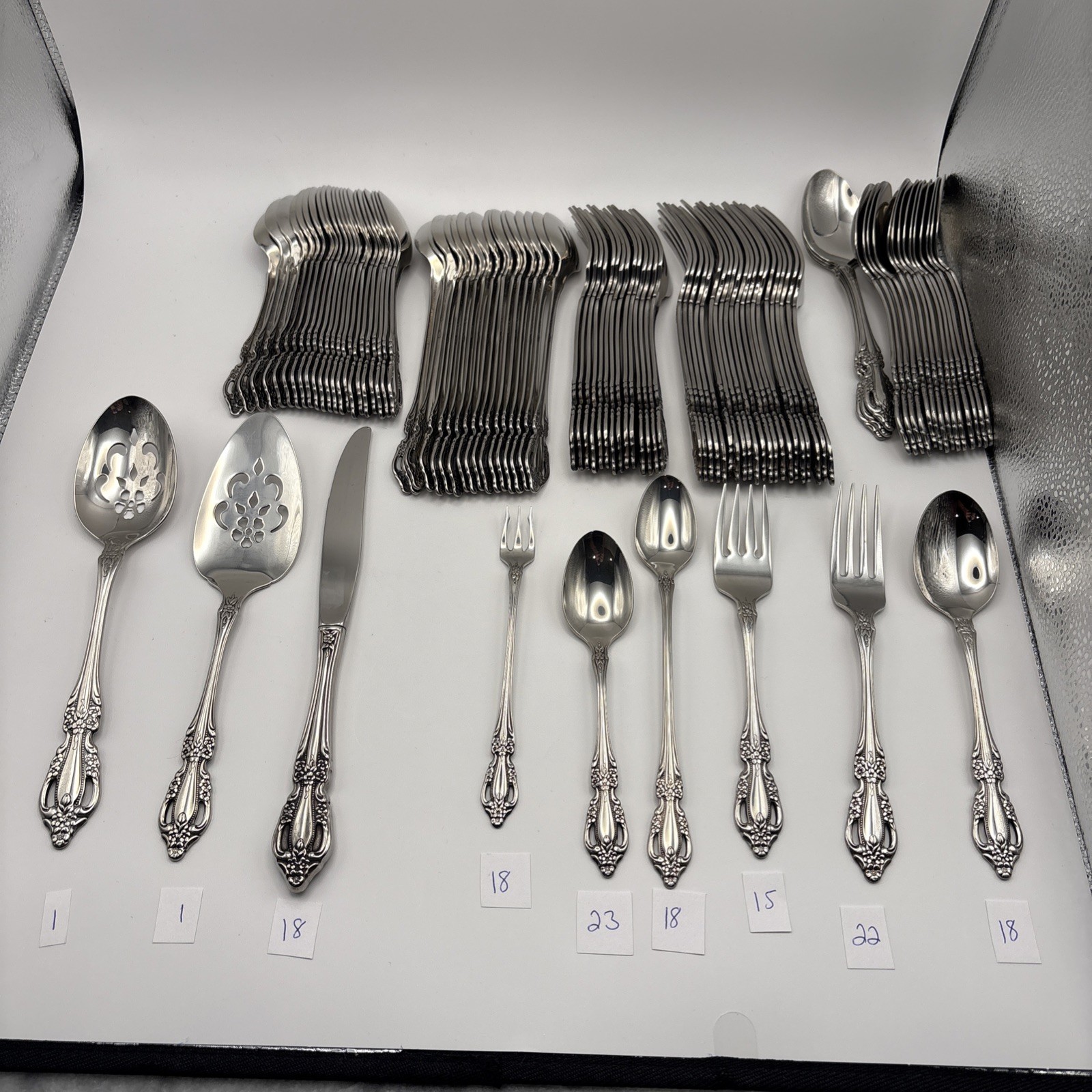 Oneida Distinction Deluxe Stainless Flatware Set 134 Pieces