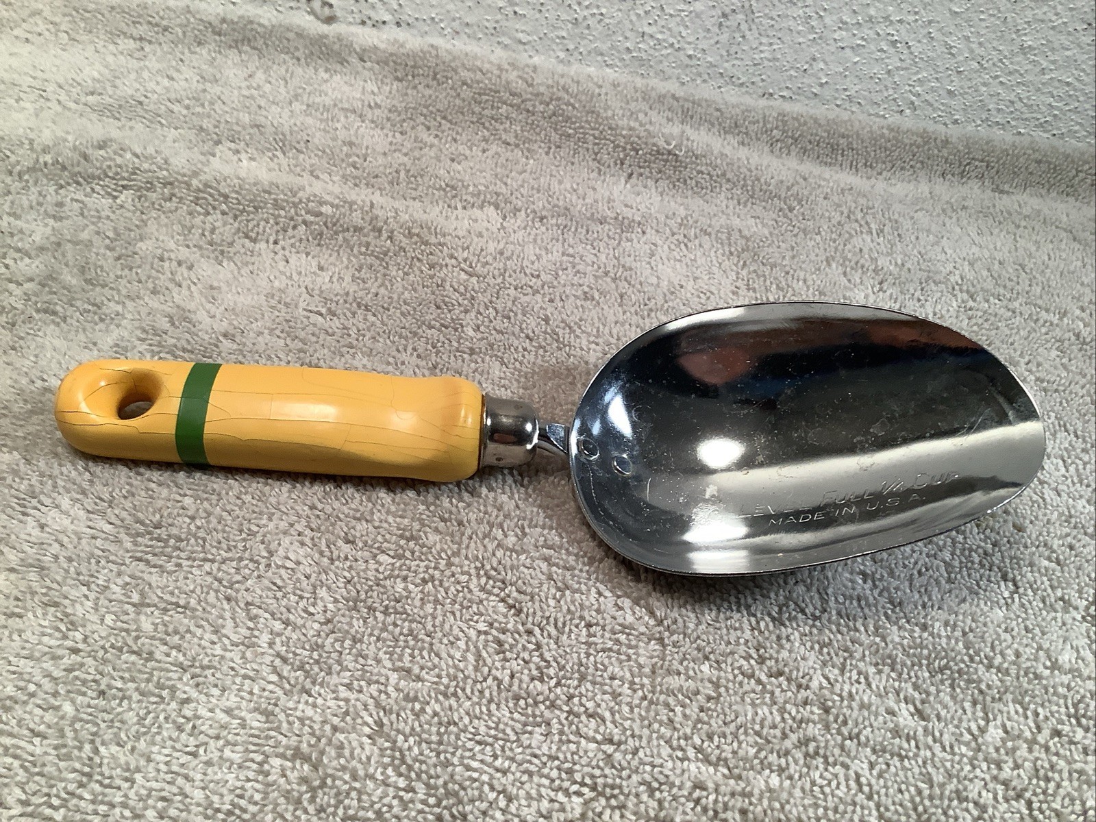 VINTAGE CHIEF 1/4 CUP MEASURING SCOOP YELLOW WOOD HANDLE STAINLESS USA 