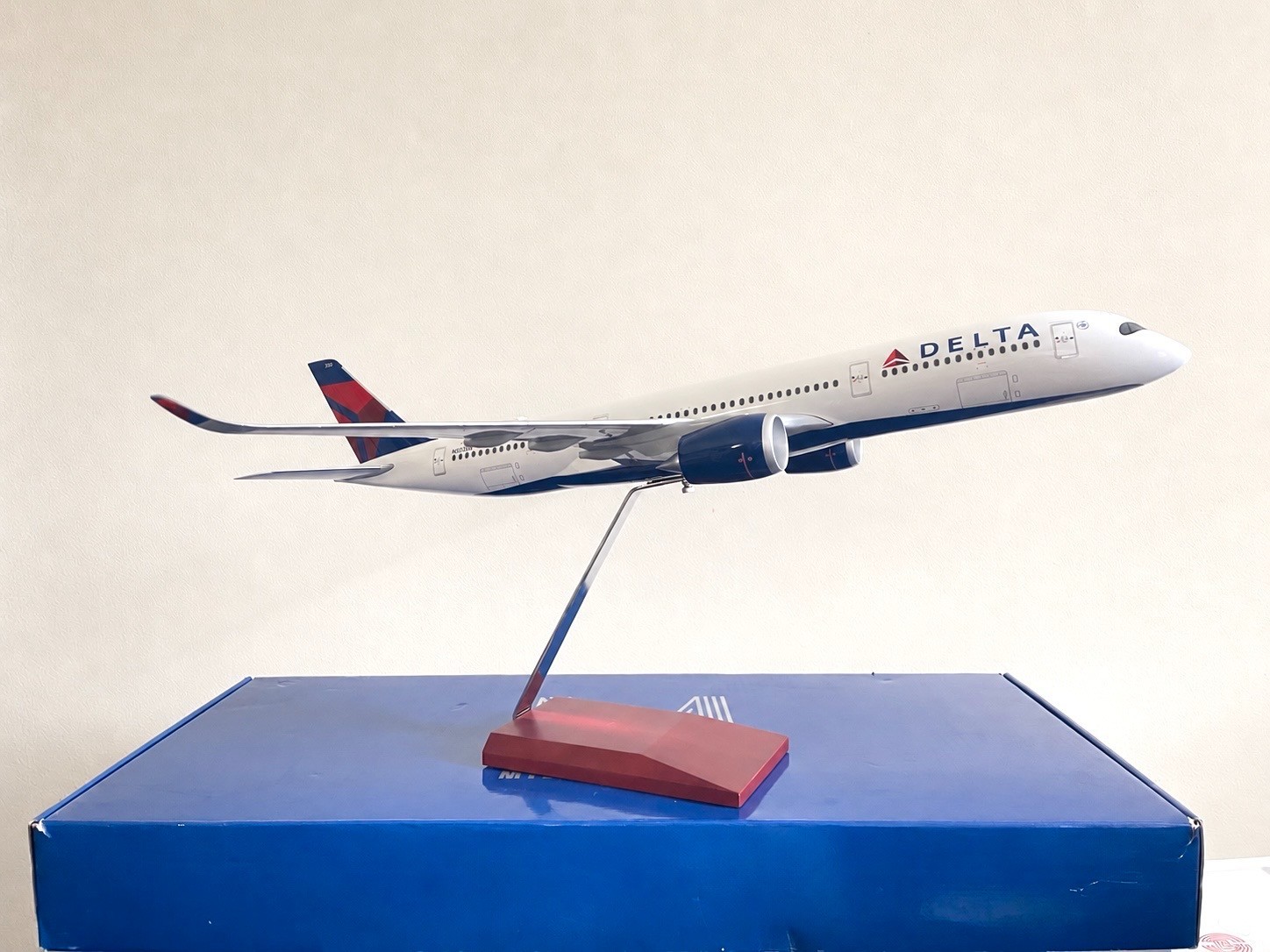 Delta Airlines Airbus A350-900 1/100 Scale Model Million Miler Reward Airplane