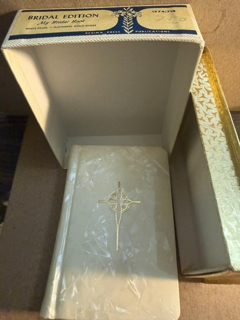 Vintage  BRIDAL EDITION MY BRIDAL BOOK White Peark Flowered Gold Edges 1957 NIB