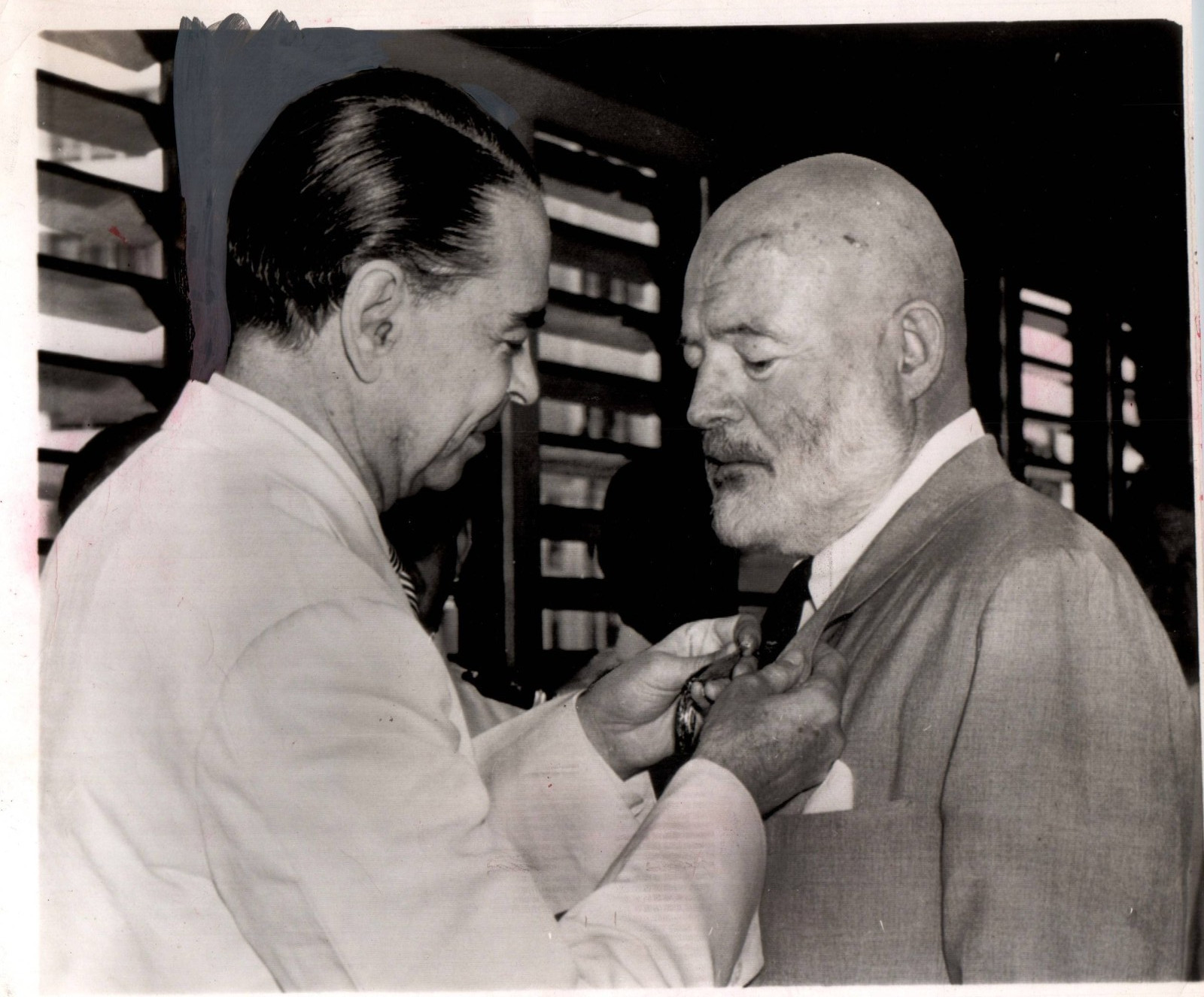 1954 US NOBEL WRITER ERNEST HEMINGWAY CESPEDES MEDAL ORDER ORIG PHOTO MA22
