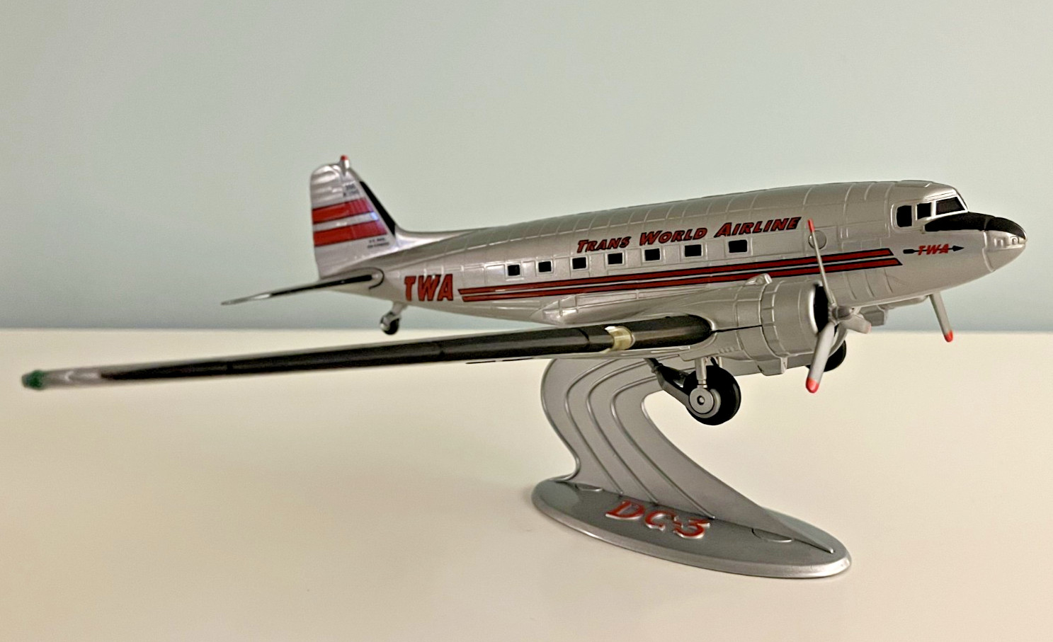 Vintage Trans World Airlines  Douglas DC-3 (NC1945) Diecast 1/72 Model ERTL