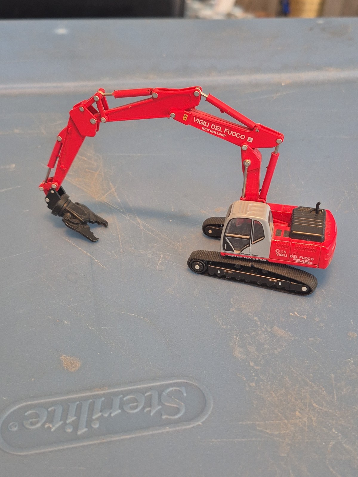1/87 HO scale construction vehicle EXCAVATOR Vigili Del Fuoco New Holland 1/87 HO scale construction vehicle EXCAVATOR Vigili Del Fuoco New Holland