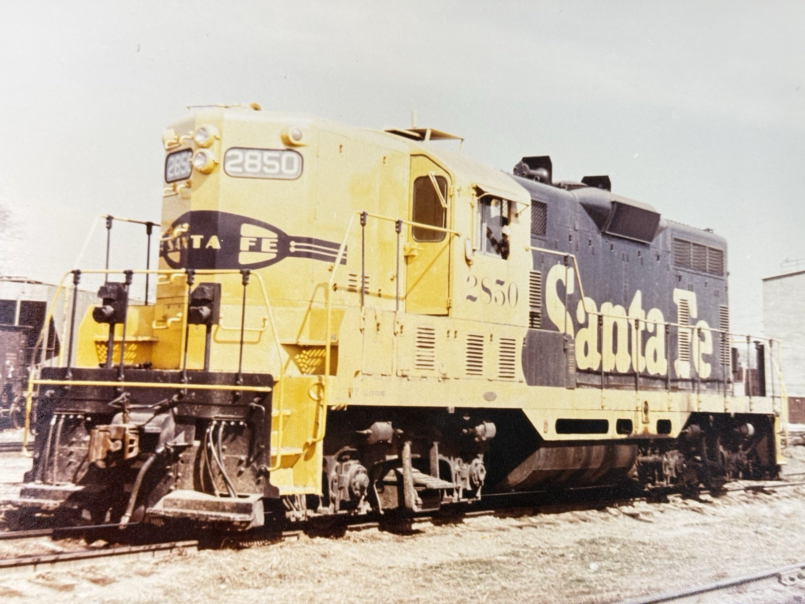 Santa Fe ATSF 2850 EMD GP35u Diesel Locomotive Color Railroad Photo