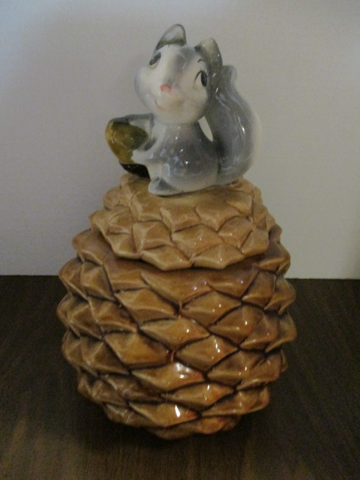 Vintage Metlox USA Cookie Jar Squirrel with Acorn Sitting on Pinecone EUC