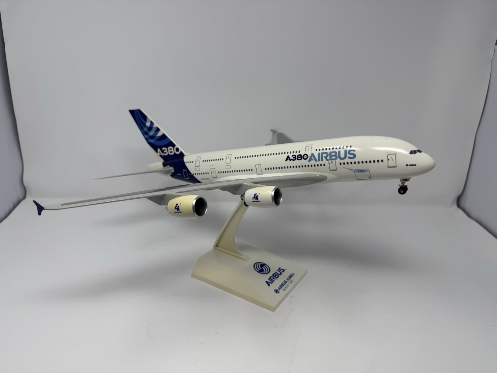 Skymarks SKR380 Airbus A380-800 House Hue Desk Top Display Model 1/200 Airplane