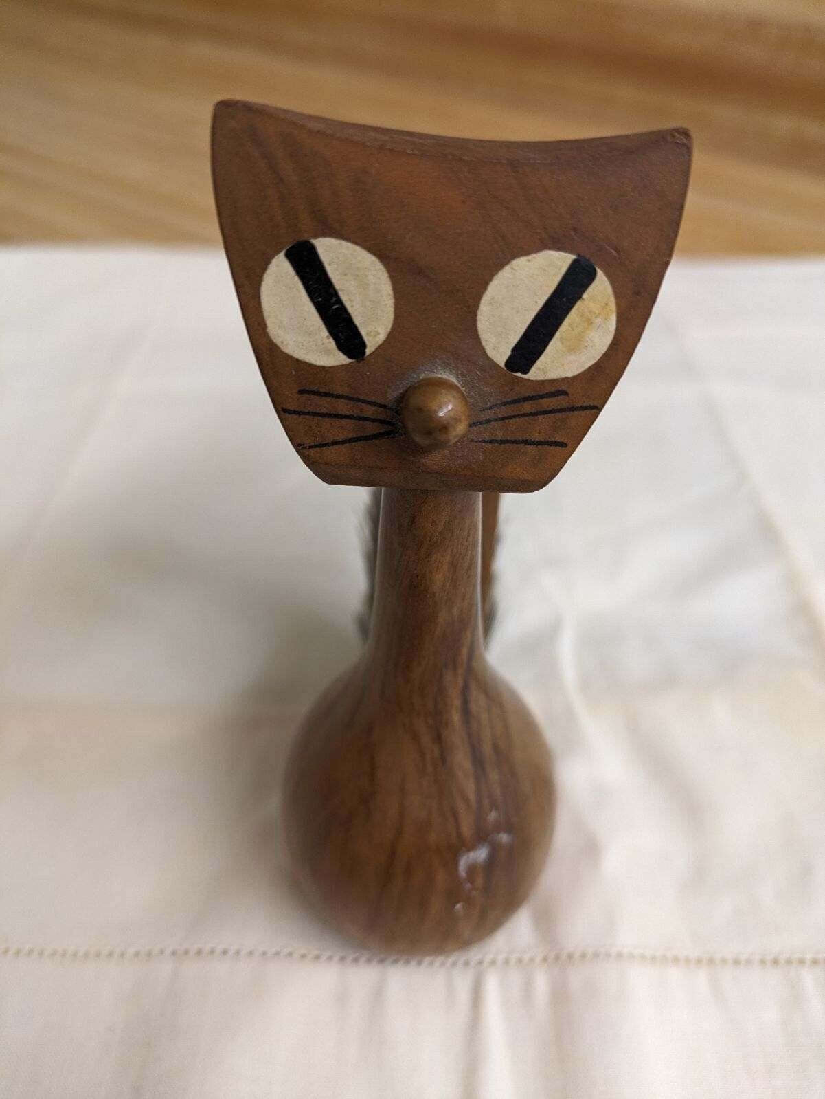 Vtg. Oliv-Art cat: MCM stylized with brush tail.