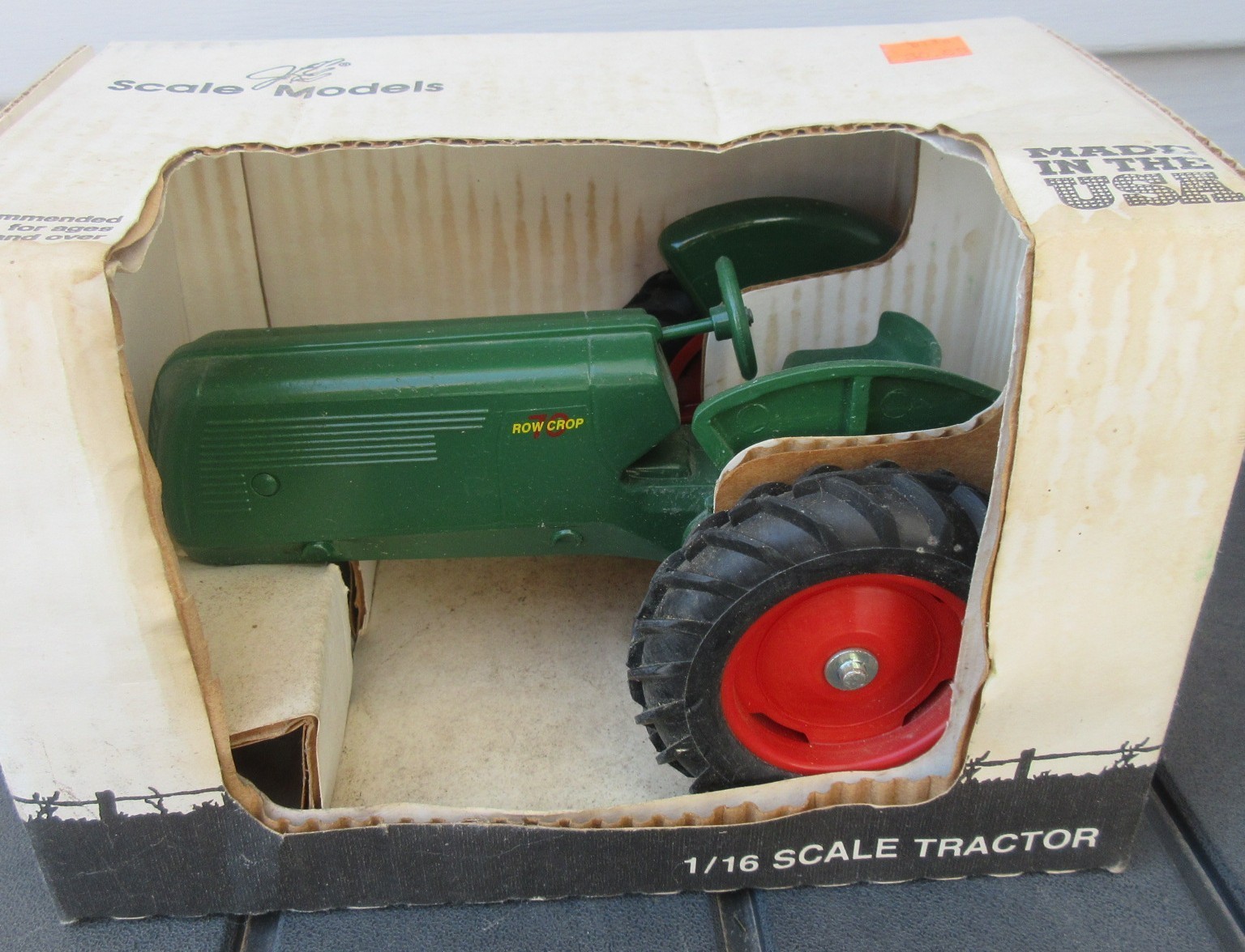 Vintage Oliver Row Crop 70 Steerable Tractor ERTL Scale Models 1/16 scale