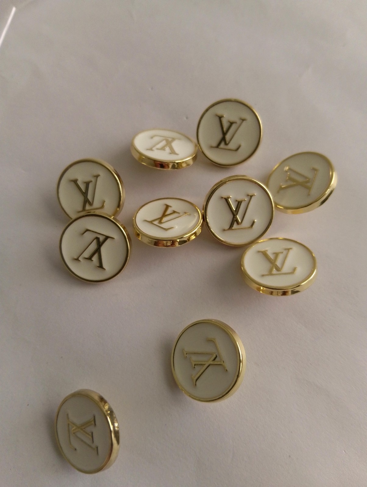 10  PCS  LV Logo 16mm Stamped Golden Round Buttons 