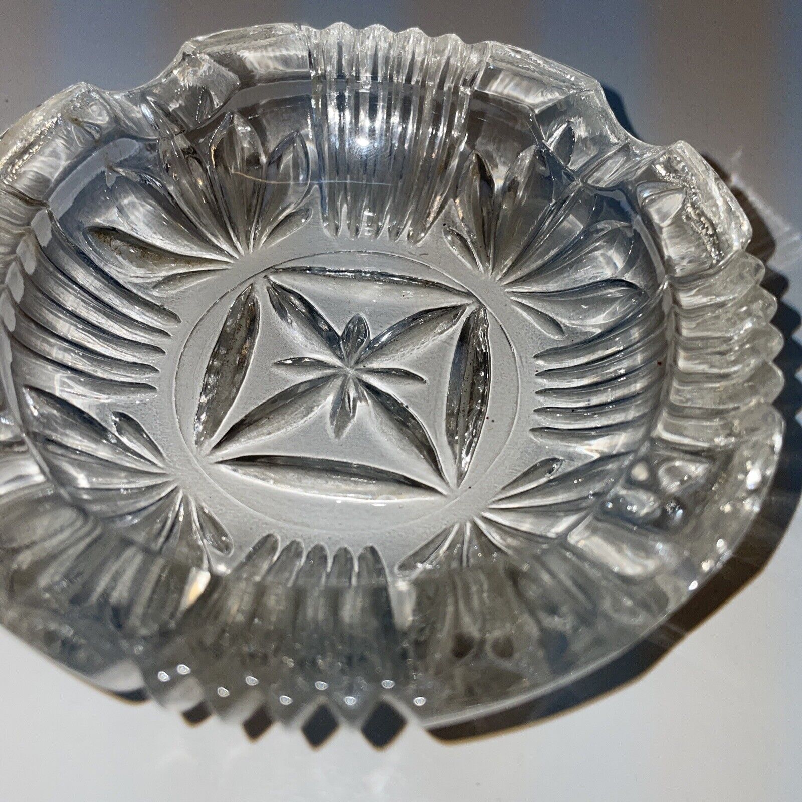 Vintage Round Clear Cut Crystal Glass Leaf Design Heavy Ashtray 4\