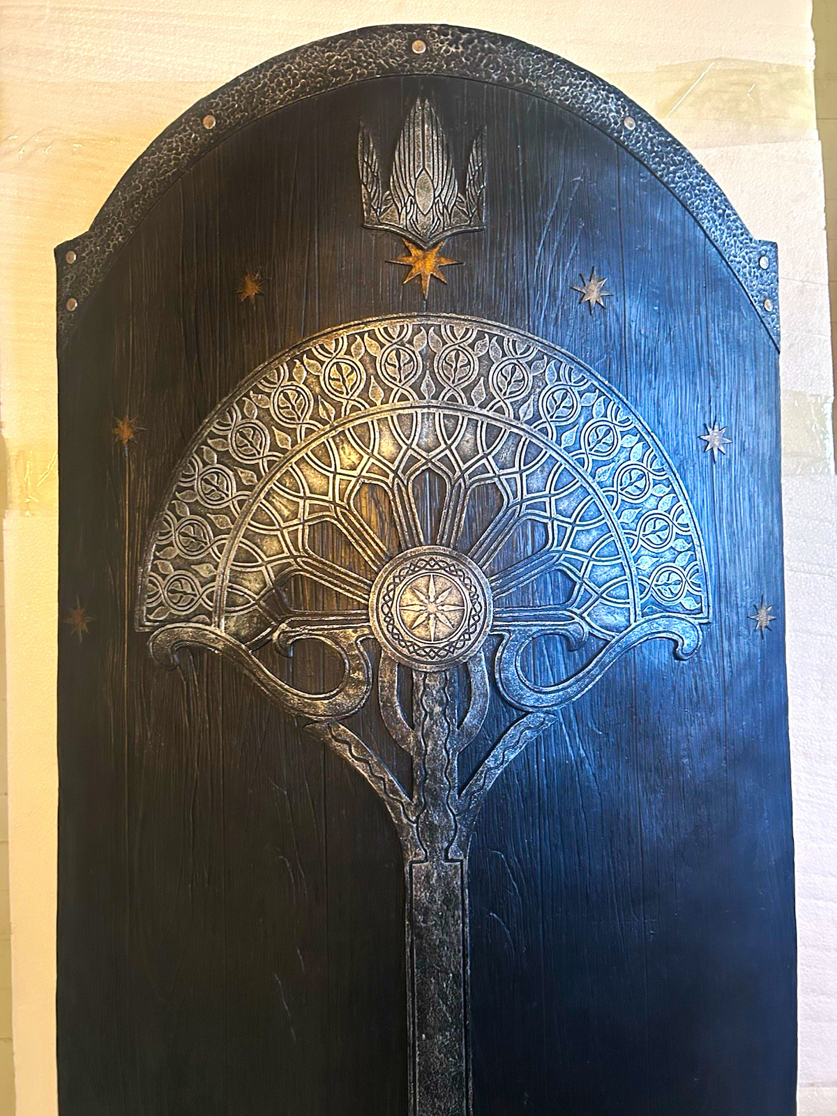 United Cutlery UC2940 LOTR Second Age Gondorian War Shield 0477/1500 + Banner United Cutlery UC2940 LOTR Second Age Gondorian War Shield 0477/1500 + Banner