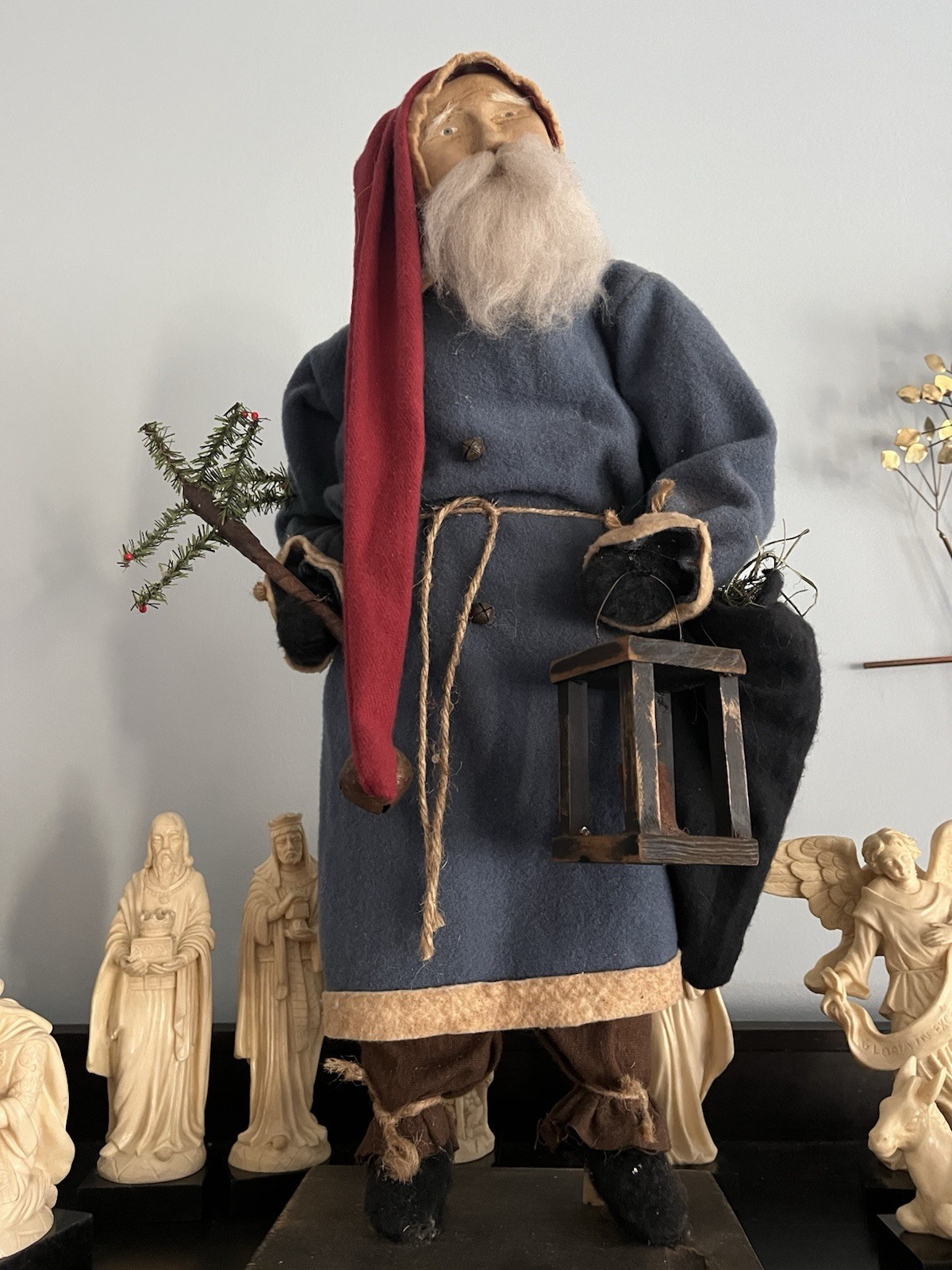 Arnetts Country Store Rustic Santa With Lantern Christmas Tree 22” Blue Coat
