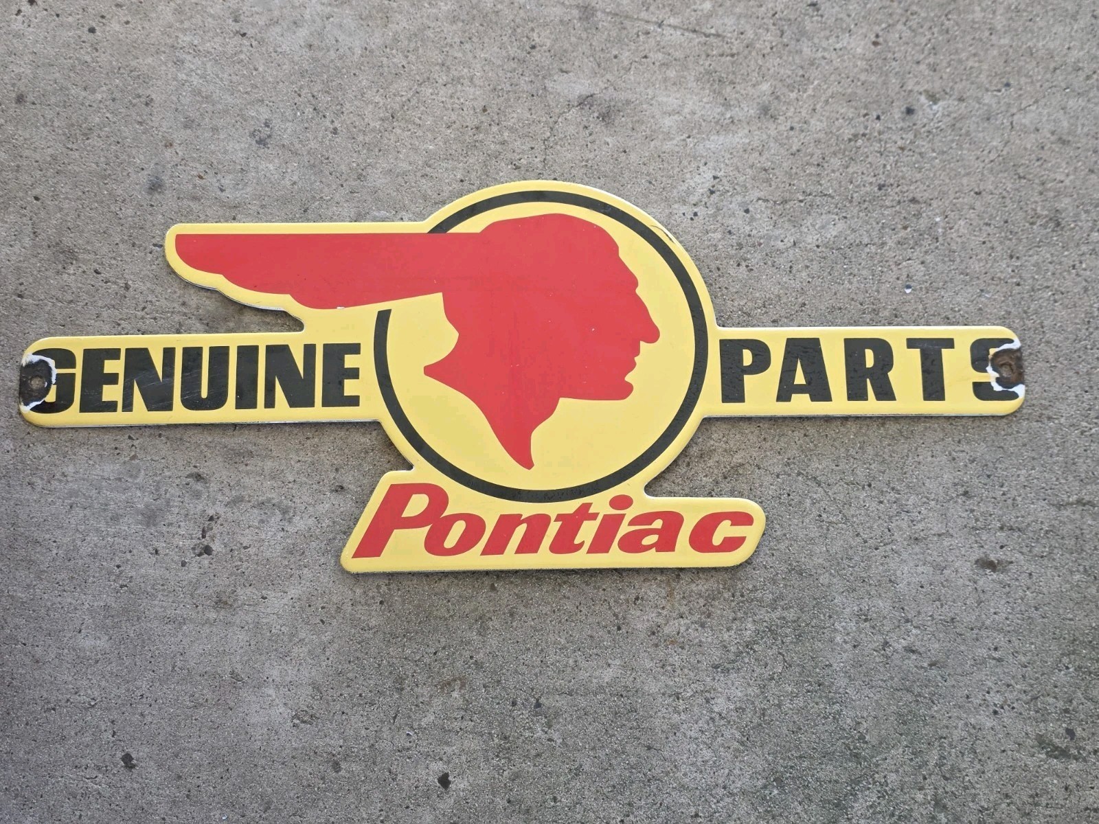 DIE-CUT VINTAGE 1950'S ''PONTIAC GENUINE PARTS'' PORCELAIN DEALER SIGN 18X7 INCH DIE-CUT VINTAGE 1950'S ''PONTIAC GENUINE PARTS'' PORCELAIN DEALER SIGN 18X7 INCH