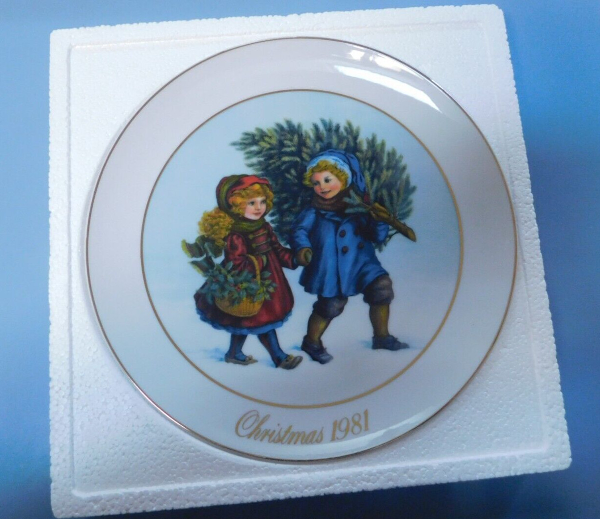 1981 Avon Christmas Memories Plate, original box