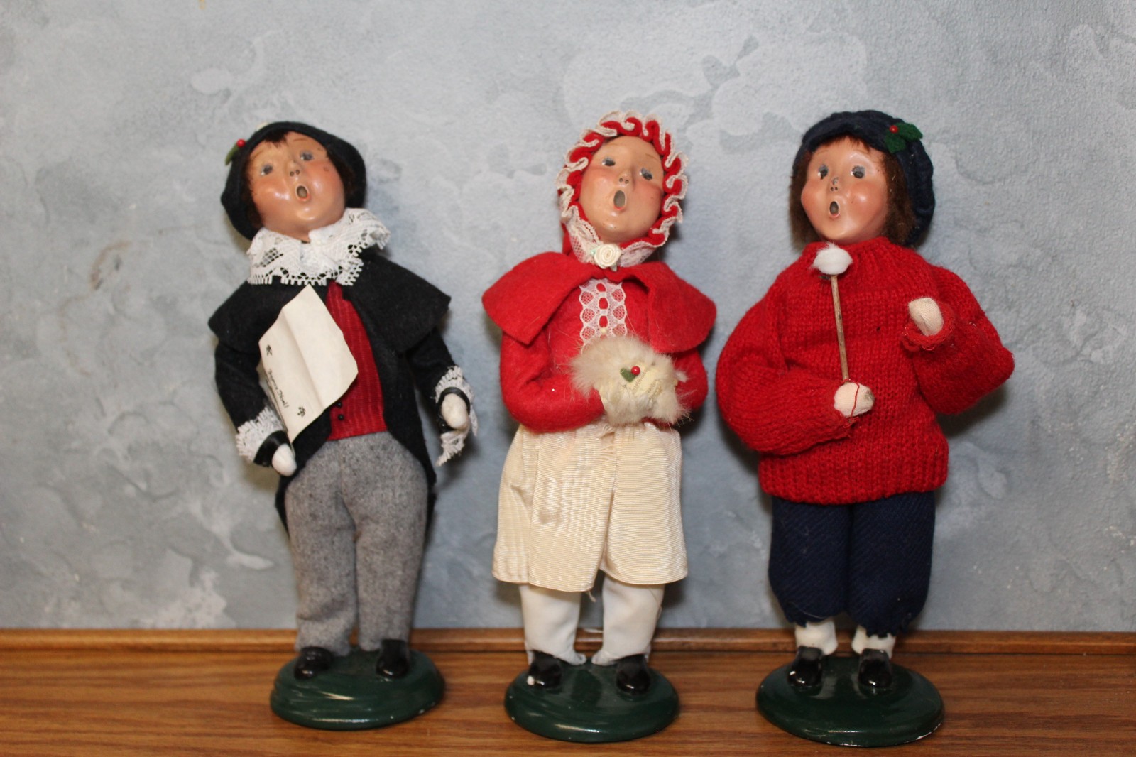 Vintage Lot of 3 Byers Choice Carolers Christmas 2001 decorations ESTATE FIND