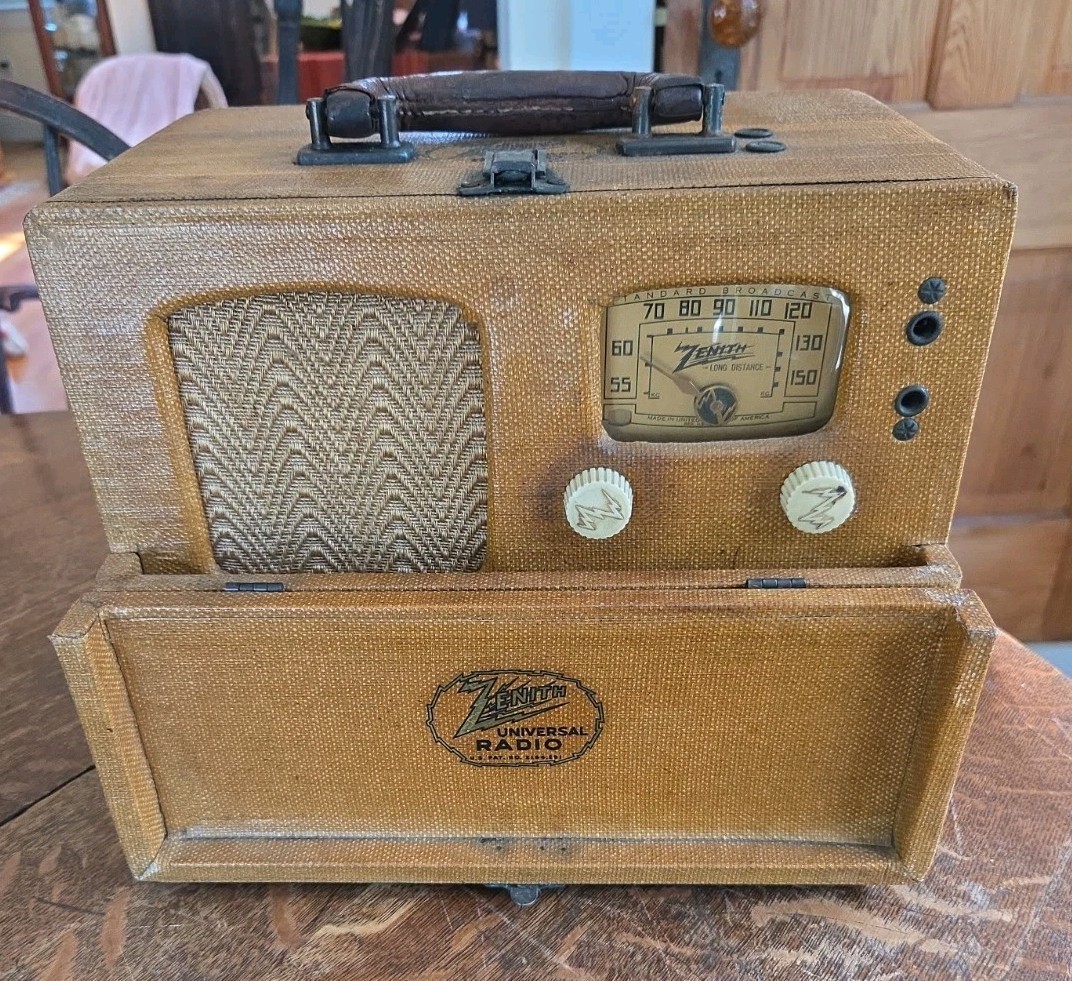 Vintage Zenith Model 5G401M Canvass Portable Tube AM Radio Vintage Zenith Model 5G401M Canvass Portable Tube AM Radio