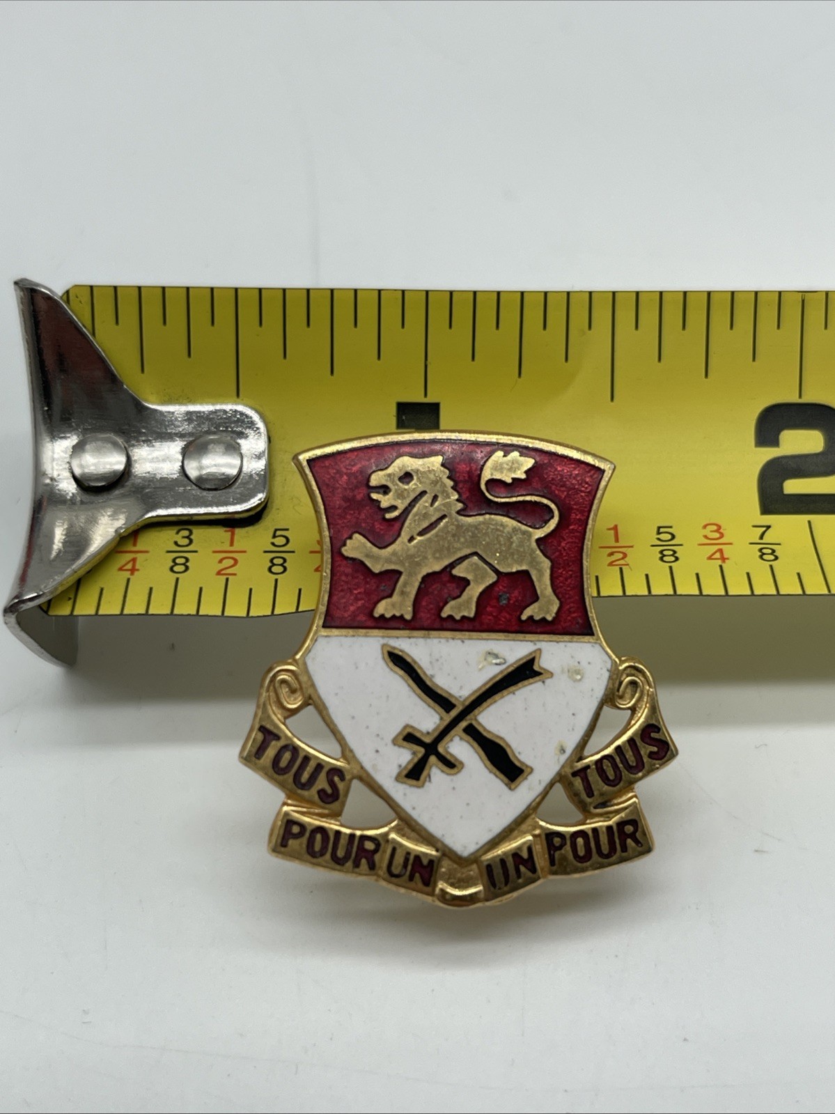 U.S. Military 15th Cavalry Regiment Crest Pin DI DUI YOUS POUR UN POUR TOUS