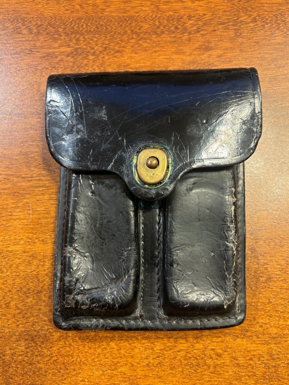 Vintage Leather Military Pistol 2-Magazine Pouch - US DLA10082C4031 Vintage Leather Military Pistol 2-Magazine Pouch - US DLA10082C4031