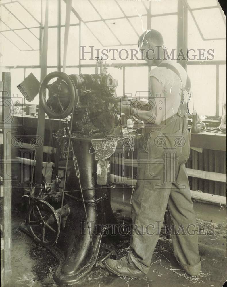 1917 Press Photo Worker uses shoe stitching machine at Foot Schulz & Company