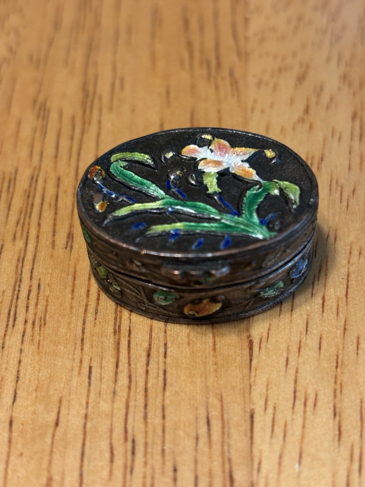 ANTIQUE MINIATURE ENAMELED PILL/TRINKET BOX
