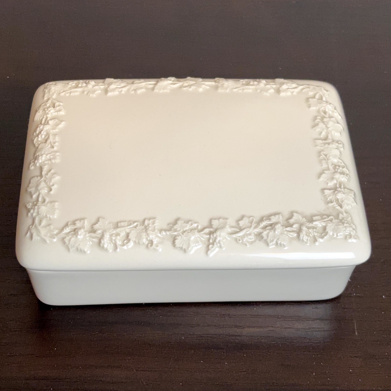 Vtg Wedgwood Etruria Barlaston Embossed Queen’s Ware Trinket Box White Cream EUC