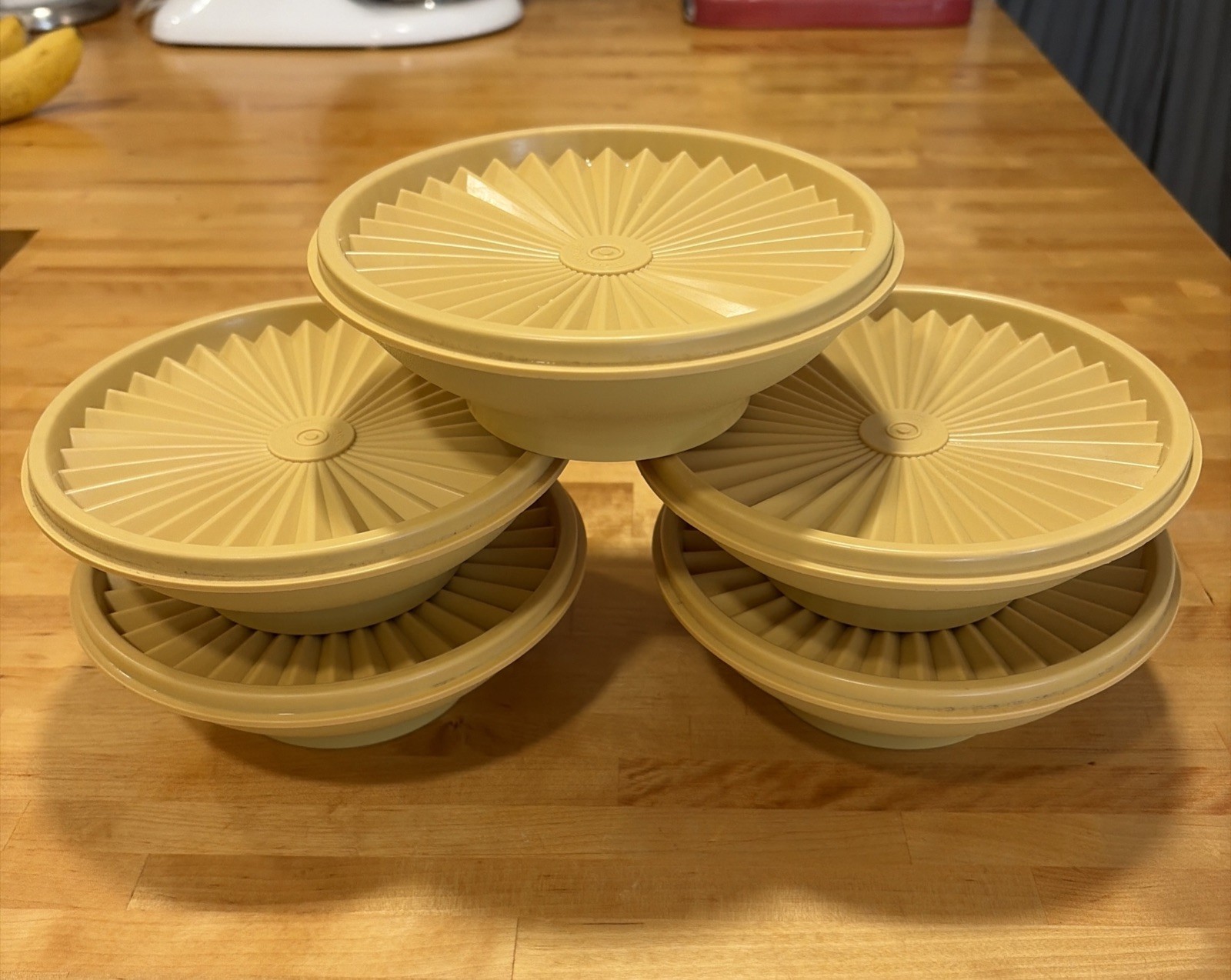VTG Tupperware Harvest Gold Yellow Cereal Salad Bowls & Lids 890 80s Set of 5 VTG Tupperware Harvest Gold Yellow Cereal Salad Bowls & Lids 890 80s Set of 5