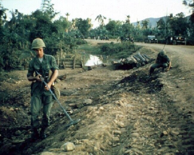 Engineer Battalion Troops sweeping for mines 8x10 Vietnam War Photo 757