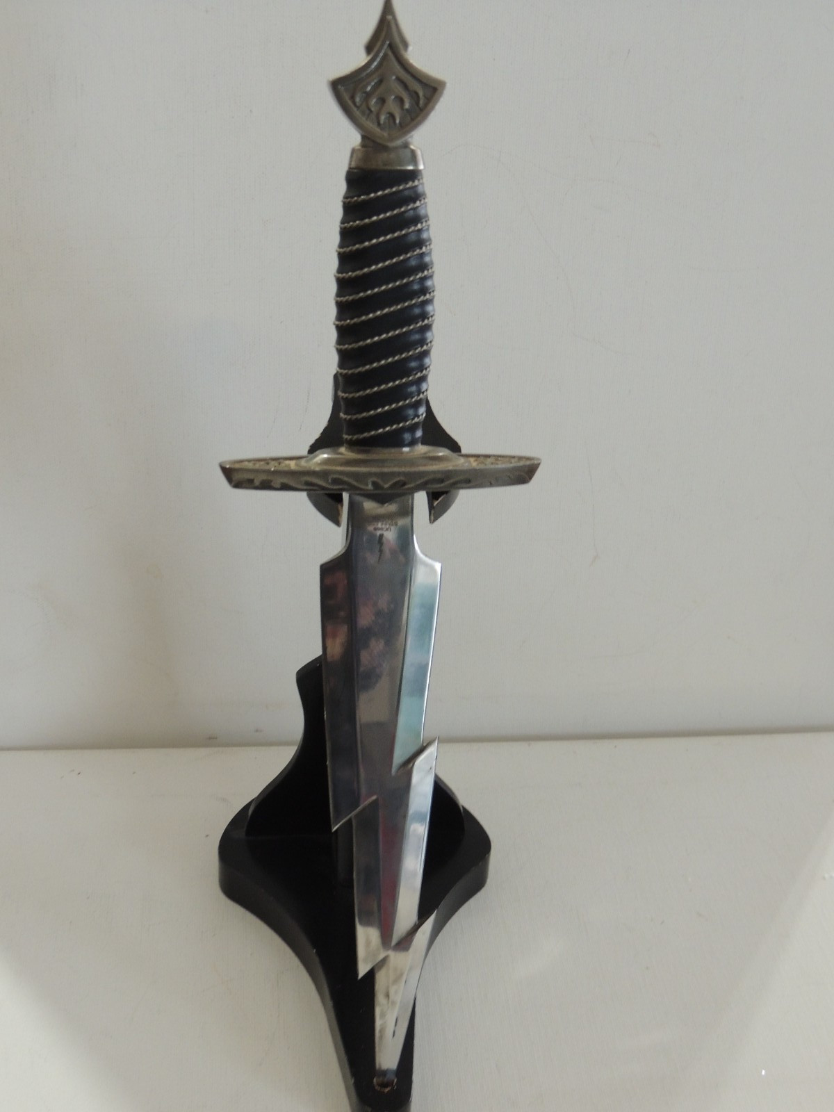 LG VINTAGE UNITED LS UC 988 LIGHTNING BOLT STORM STRIKE DAGGER W/ STAND LG VINTAGE UNITED LS UC 988 LIGHTNING BOLT STORM STRIKE DAGGER W/ STAND