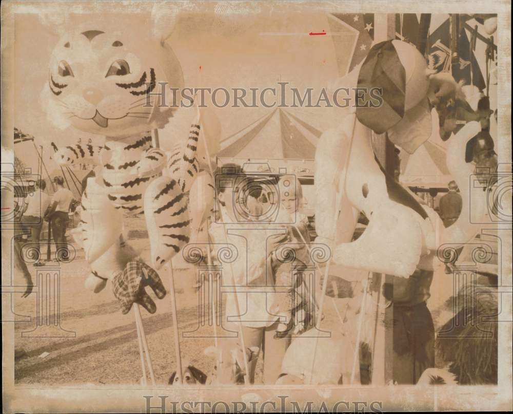 1970 Press Photo A woman & a child look at balloons at FL City Dade County fair