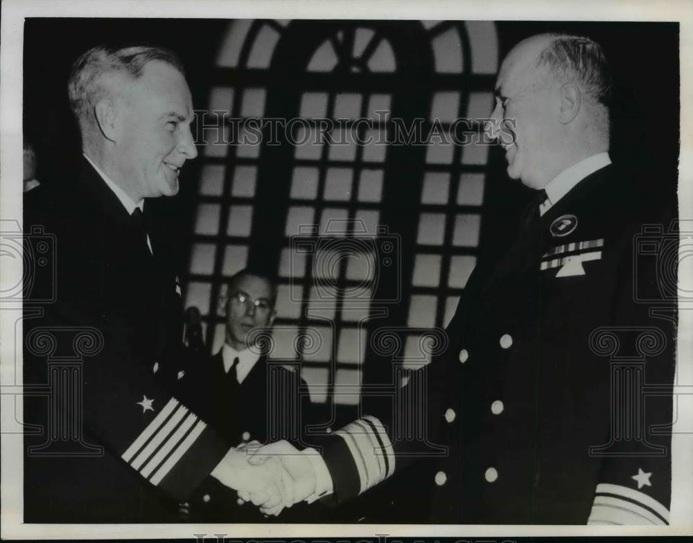 1942 Press Photo Great Lakes Ill Rear Adm John Devers retires command