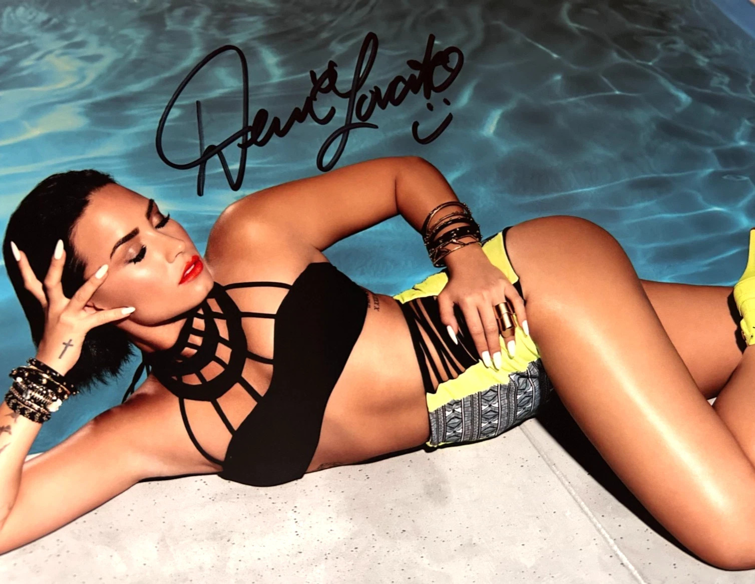 DEMI LOVATO Signed 8x10\